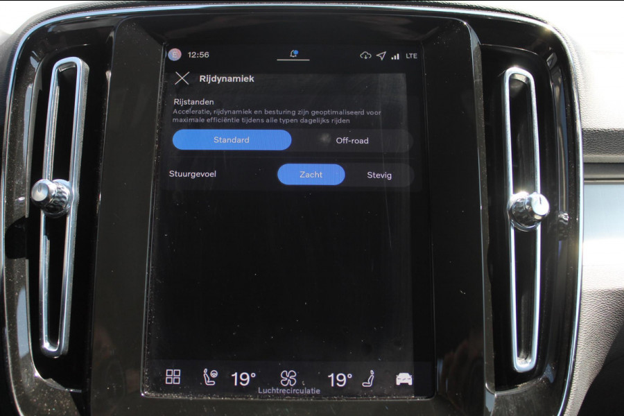 Volvo XC40 B4 211PK Automaat Plus Dark Semi elektrisch wegklapbare trekhaak / Verwarmbare voorruit / Google infotainment / Elektrisch bedienbare bestuurdersstoel met geheugen