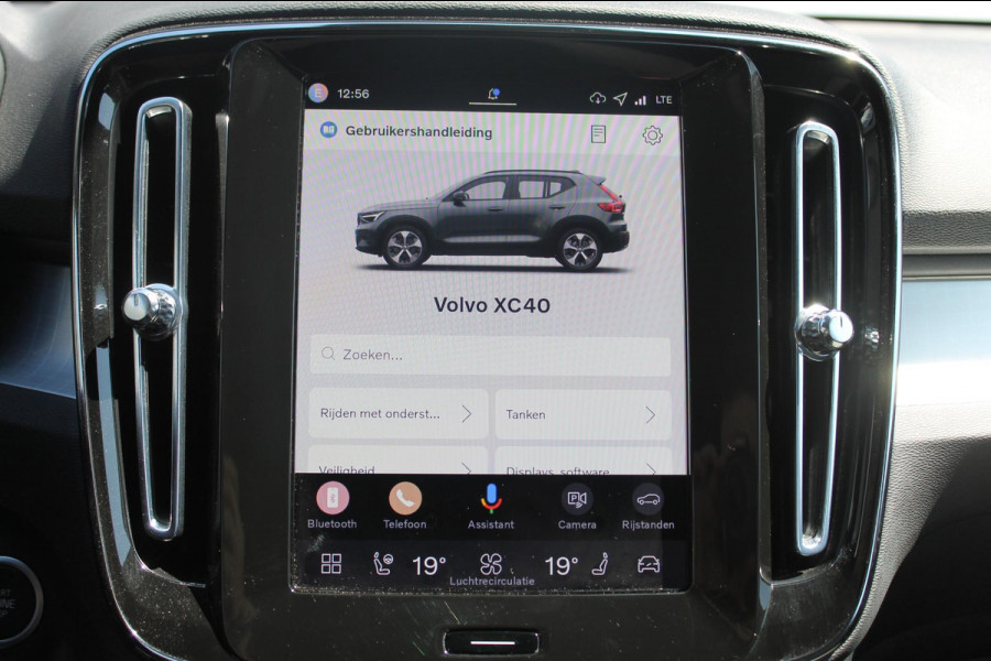 Volvo XC40 B4 211PK Automaat Plus Dark Semi elektrisch wegklapbare trekhaak / Verwarmbare voorruit / Google infotainment / Elektrisch bedienbare bestuurdersstoel met geheugen