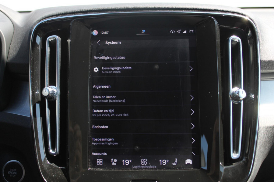Volvo XC40 B4 211PK Automaat Plus Dark Semi elektrisch wegklapbare trekhaak / Verwarmbare voorruit / Google infotainment / Elektrisch bedienbare bestuurdersstoel met geheugen