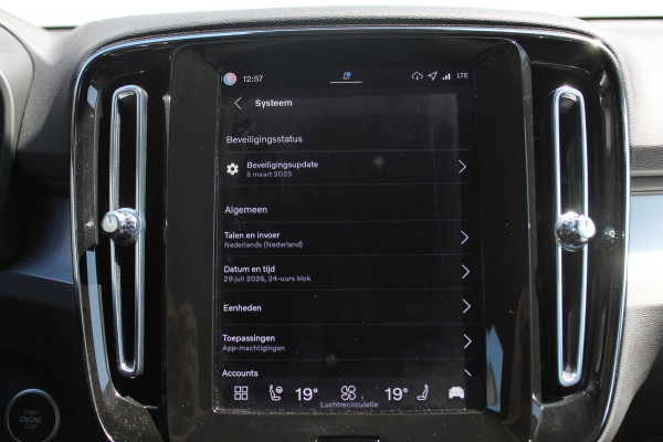Volvo XC40 B4 211PK Automaat Plus Dark Semi elektrisch wegklapbare trekhaak / Verwarmbare voorruit / Google infotainment / Elektrisch bedienbare bestuurdersstoel met geheugen
