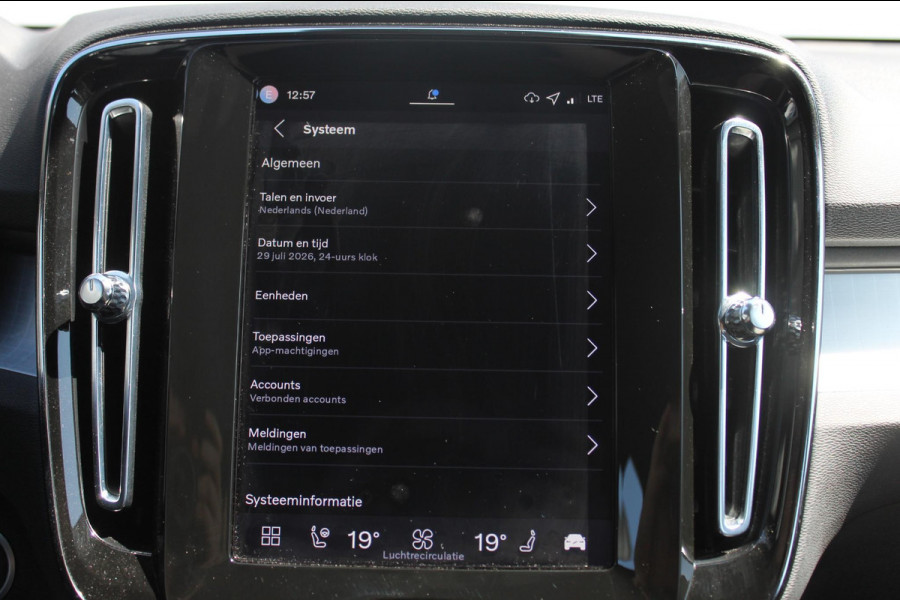 Volvo XC40 B4 211PK Automaat Plus Dark Semi elektrisch wegklapbare trekhaak / Verwarmbare voorruit / Google infotainment / Elektrisch bedienbare bestuurdersstoel met geheugen
