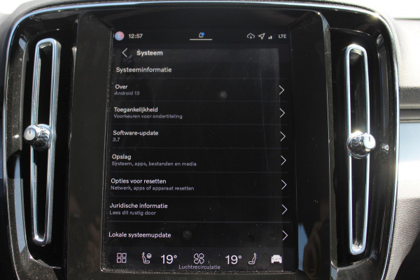 Volvo XC40 B4 211PK Automaat Plus Dark Semi elektrisch wegklapbare trekhaak / Verwarmbare voorruit / Google infotainment / Elektrisch bedienbare bestuurdersstoel met geheugen