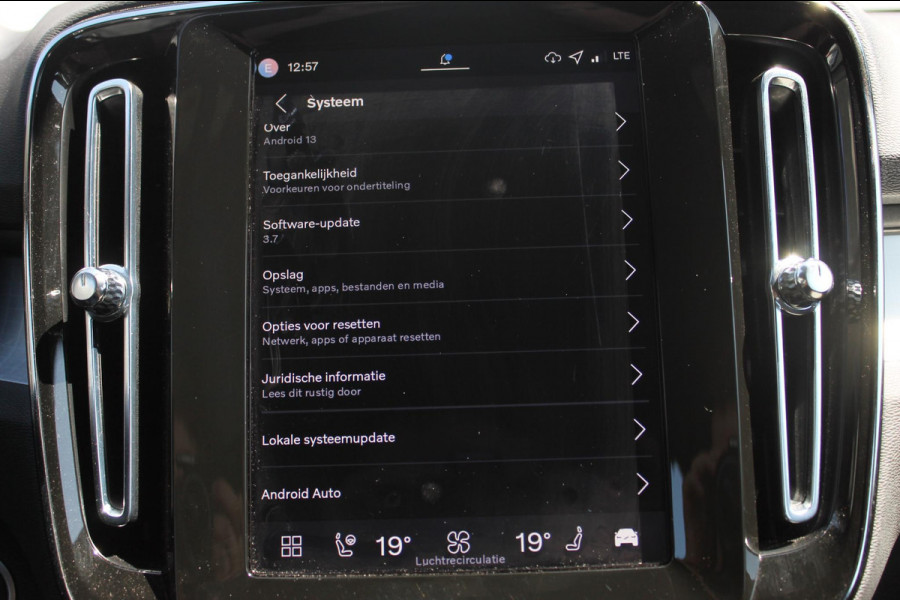 Volvo XC40 B4 211PK Automaat Plus Dark Semi elektrisch wegklapbare trekhaak / Verwarmbare voorruit / Google infotainment / Elektrisch bedienbare bestuurdersstoel met geheugen