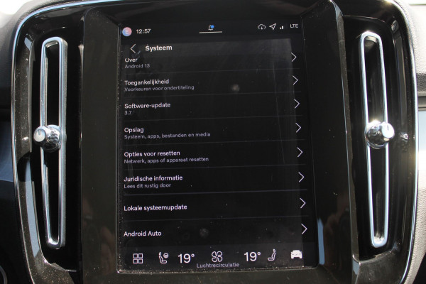 Volvo XC40 B4 211PK Automaat Plus Dark Semi elektrisch wegklapbare trekhaak / Verwarmbare voorruit / Google infotainment / Elektrisch bedienbare bestuurdersstoel met geheugen