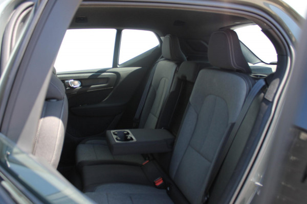 Volvo XC40 B4 211PK Automaat Plus Dark Semi elektrisch wegklapbare trekhaak / Verwarmbare voorruit / Google infotainment / Elektrisch bedienbare bestuurdersstoel met geheugen