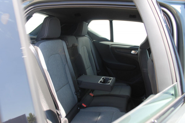 Volvo XC40 B4 211PK Automaat Plus Dark Semi elektrisch wegklapbare trekhaak / Verwarmbare voorruit / Google infotainment / Elektrisch bedienbare bestuurdersstoel met geheugen