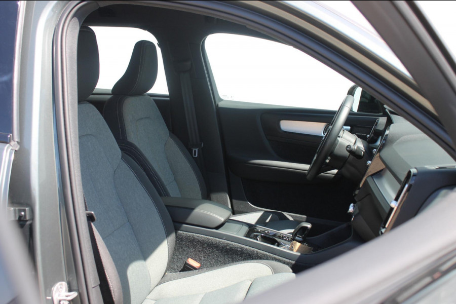 Volvo XC40 B4 211PK Automaat Plus Dark Semi elektrisch wegklapbare trekhaak / Verwarmbare voorruit / Google infotainment / Elektrisch bedienbare bestuurdersstoel met geheugen