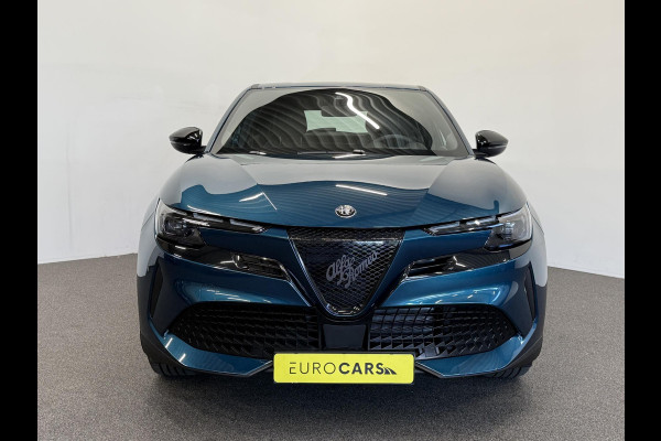 Alfa Romeo junior Elettrica Automaat 156PK Adaptieve Cruise Control LMV 18 inch Full Led Matrix Parkeer sensoren Navigatie Apple Carplay / Android auto  Climate Control