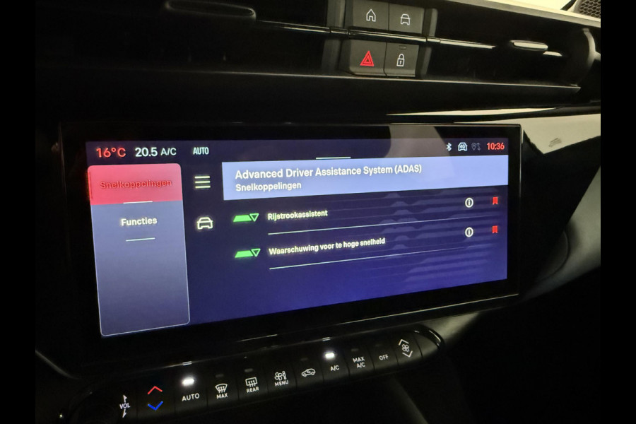 Alfa Romeo junior Elettrica Automaat 156PK Adaptieve Cruise Control LMV 18 inch Full Led Matrix Parkeer sensoren Navigatie Apple Carplay / Android auto  Climate Control