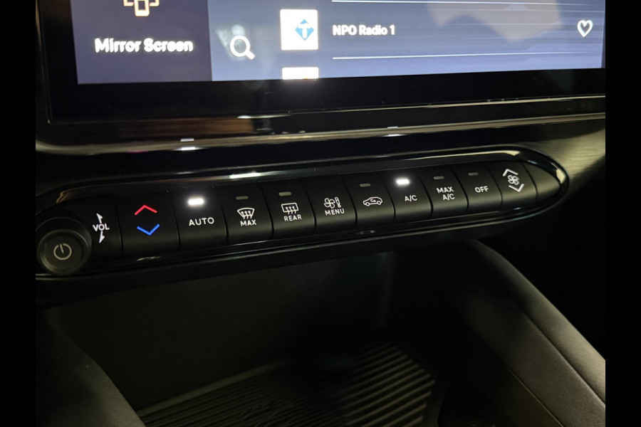 Alfa Romeo junior Elettrica Automaat 156PK Adaptieve Cruise Control LMV 18 inch Full Led Matrix Parkeer sensoren Navigatie Apple Carplay / Android auto  Climate Control