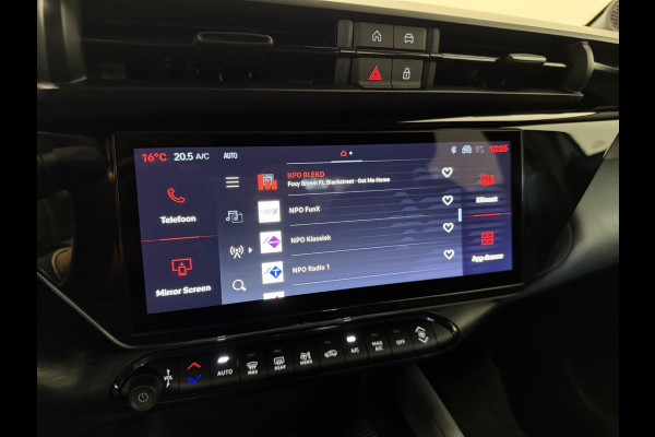 Alfa Romeo junior Elettrica Automaat 156PK Adaptieve Cruise Control LMV 18 inch Full Led Matrix Parkeer sensoren Navigatie Apple Carplay / Android auto  Climate Control