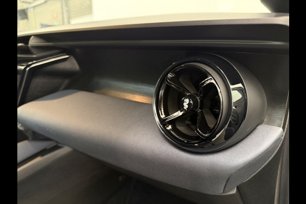 Alfa Romeo junior Elettrica Automaat 156PK Adaptieve Cruise Control LMV 18 inch Full Led Matrix Parkeer sensoren Navigatie Apple Carplay / Android auto  Climate Control