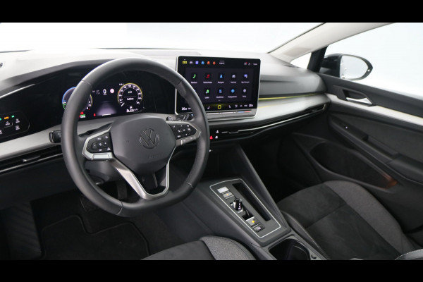 Volkswagen Golf 1.5 eHybrid 204pk Life Edition DSG / Navigatie via App Connect / Stoel+Stuurverwarming / Camera