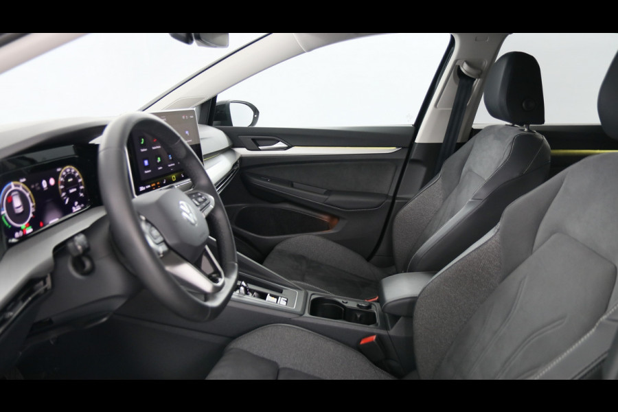 Volkswagen Golf 1.5 eHybrid 204pk Life Edition DSG / Navigatie via App Connect / Stoel+Stuurverwarming / Camera