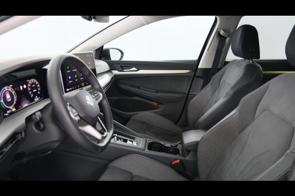 Volkswagen Golf 1.5 eHybrid 204pk Life Edition DSG / Navigatie via App Connect / Stoel+Stuurverwarming / Camera