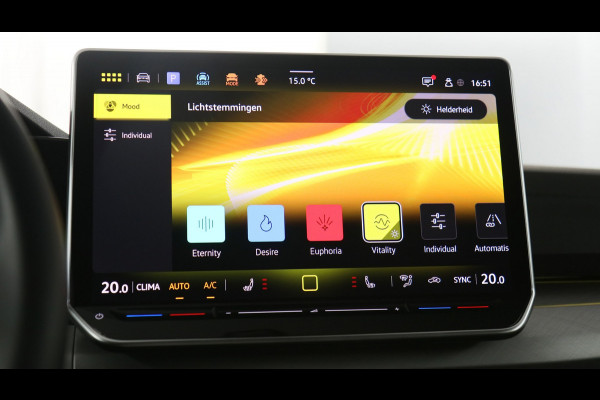 Volkswagen Golf 1.5 eHybrid 204pk Life Edition DSG / Navigatie via App Connect / Stoel+Stuurverwarming / Camera