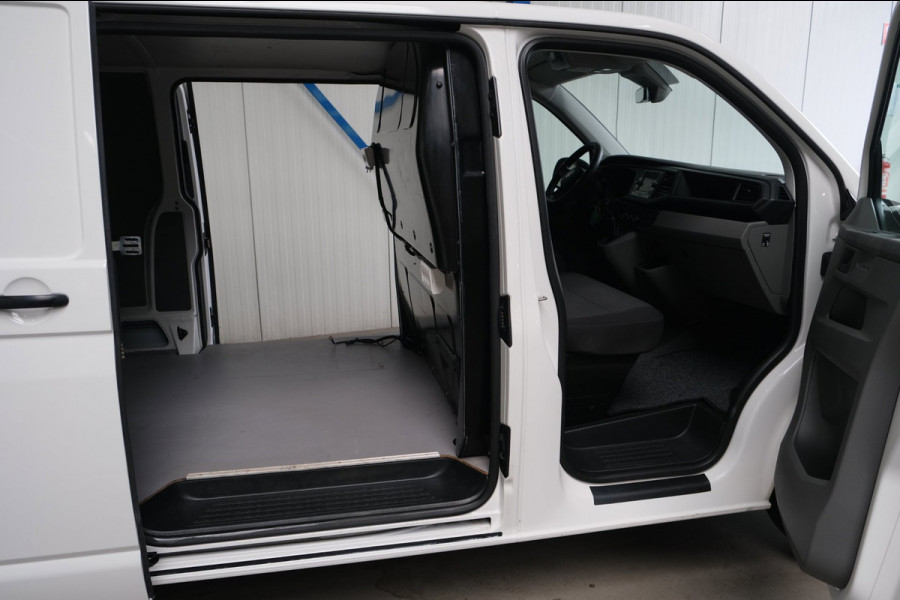 Volkswagen Transporter 2.0 TDI L2H1 - 2x Schuifdeur, Airco, Cruise, PDC, Standkachel, Camera, Trekhaak.