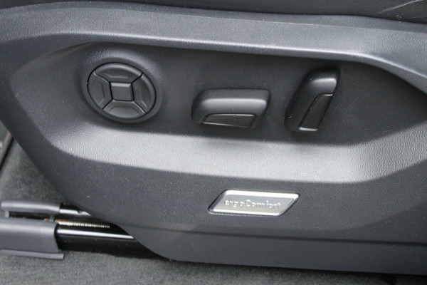 Volkswagen Touareg 3.0 TSI 340pk R-Line DSG8 Panoramadak Trekhaak leder