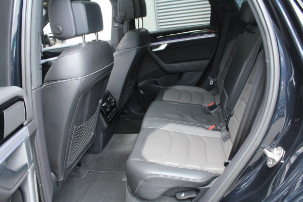 Volkswagen Touareg 3.0 TSI 340pk R-Line DSG8 Panoramadak Trekhaak leder