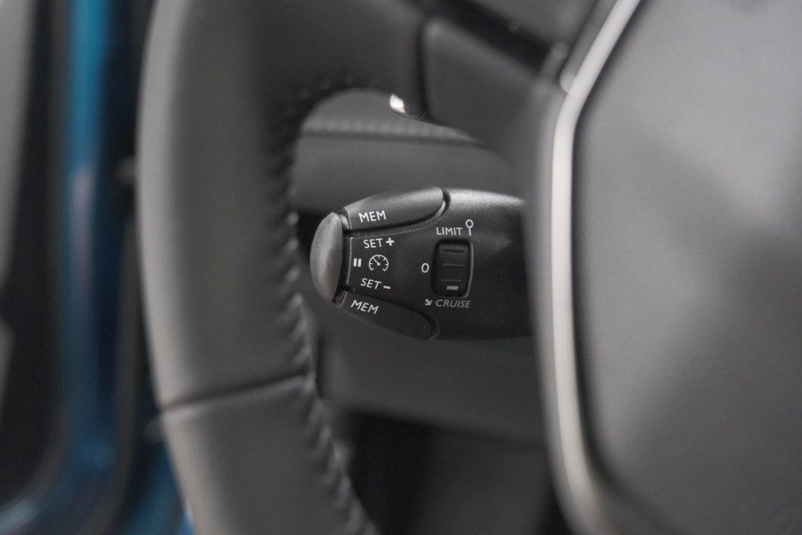 Peugeot 2008 1.2 Hybrid 145 Allure | Apple Carplay | Climate Control | Parkeersensoren Voor + Achter