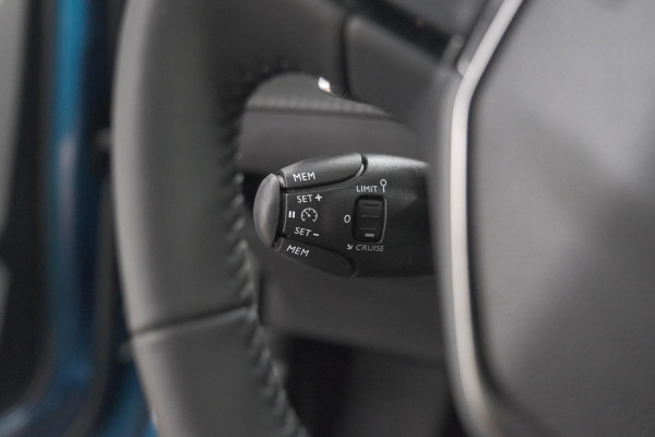 Peugeot 2008 1.2 Hybrid 145 Allure | Apple Carplay | Climate Control | Parkeersensoren Voor + Achter