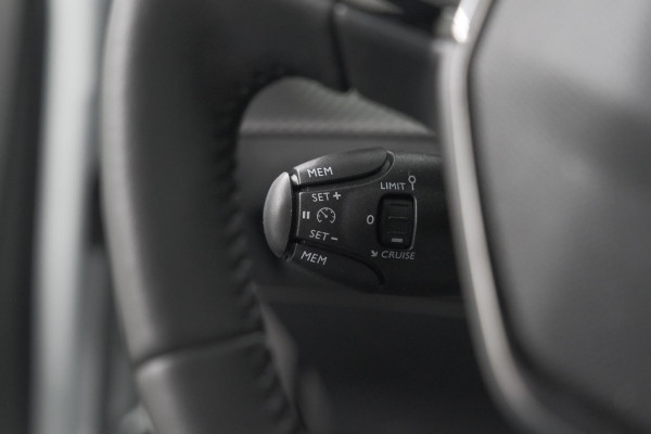 Peugeot 2008 1.2 Hybrid 145 Allure | Apple Carplay | Climate Control | Parkeersensoren Voor + Achter
