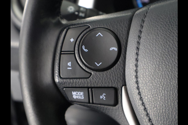 Toyota RAV4 2.5 STYLE HYBRIDE 4-WD SILVERLINE GARANTIE 4-2028* 1650 TREKGEWICHT . GARANTIE TOT 04-2028! . PARKEERSENSOREN VOOR & ACHTER . KEYLESS ENTRY  .