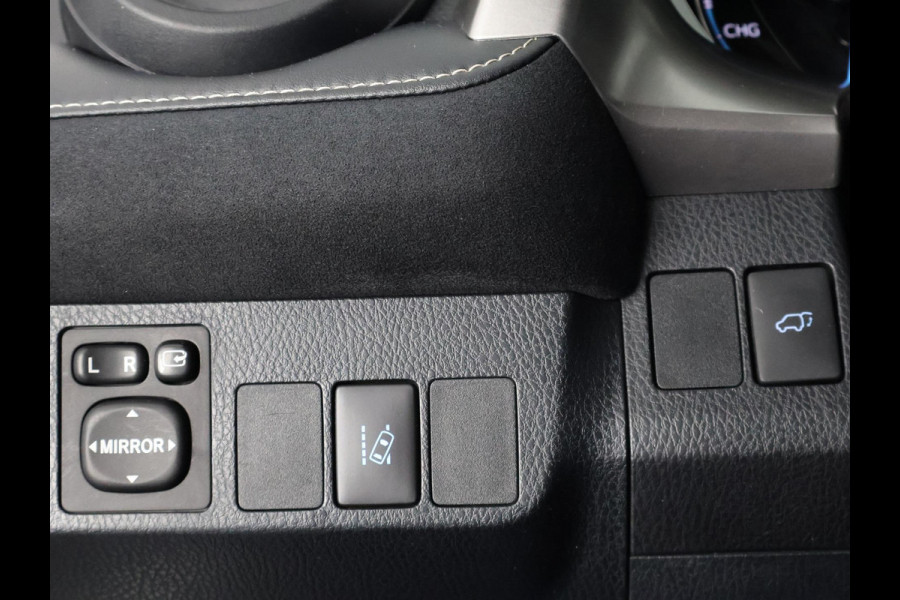 Toyota RAV4 2.5 STYLE HYBRIDE 4-WD SILVERLINE GARANTIE 4-2028* 1650 TREKGEWICHT . GARANTIE TOT 04-2028! . PARKEERSENSOREN VOOR & ACHTER . KEYLESS ENTRY  .