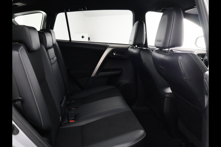 Toyota RAV4 2.5 STYLE HYBRIDE 4-WD SILVERLINE GARANTIE 4-2028* 1650 TREKGEWICHT . GARANTIE TOT 04-2028! . PARKEERSENSOREN VOOR & ACHTER . KEYLESS ENTRY  .