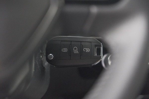 Peugeot 2008 1.2 Hybrid 145 Allure | Apple Carplay | Climate Control | Parkeersensoren Voor + Achter
