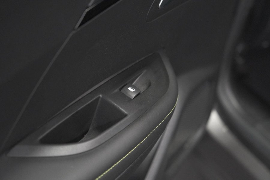 Peugeot 2008 PureTech 130 GT Pack | Leer-Pakket | Dodehoekdetectie | Camera | Navigatie