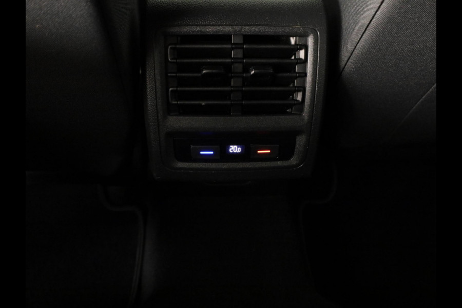 Volkswagen Golf 1.5 eTSI Style 150PK | Automaat (DSG) | Navigatie | Parkeersensoren | Led