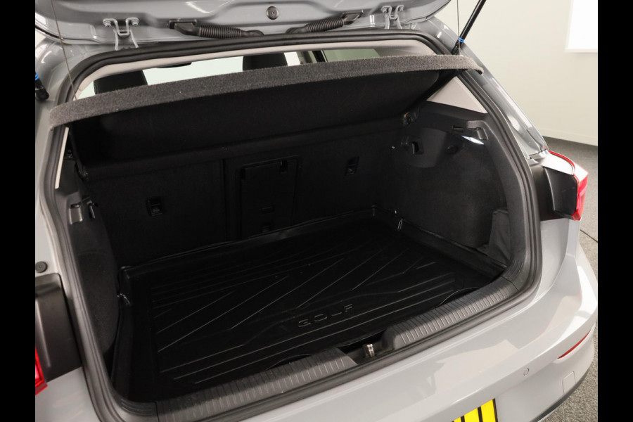 Volkswagen Golf 1.5 eTSI Style 150PK | Automaat (DSG) | Navigatie | Parkeersensoren | Led