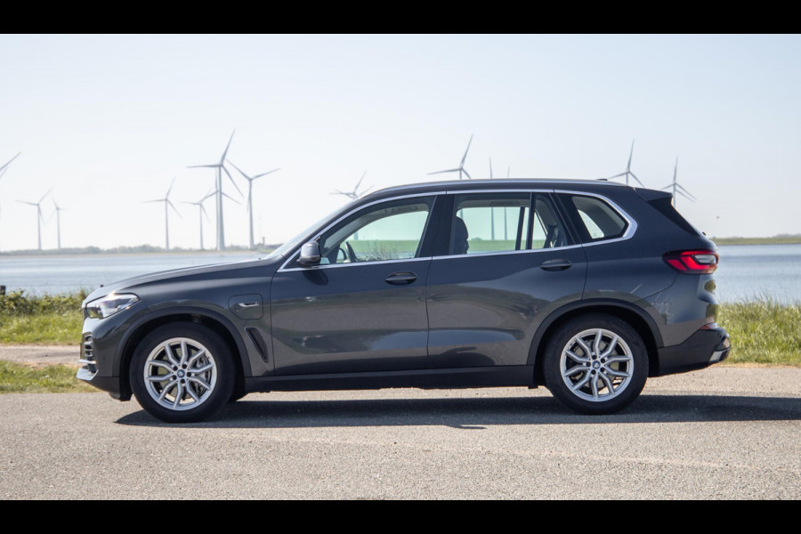 BMW X5 xDrive45e Executive CARPLAY / CAMERA / DEALER ONDERHOUDEN / ZWART LEER / TREKHAAK