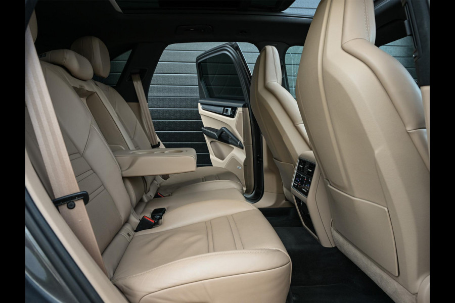 Porsche Cayenne 3.0 E-Hybrid NL-Auto | Dealeronderhouden | Panoramadak | 18 Wegs Memory Seats | Bose | 360 Camera | HUD | Achterasbesturing | Sport Chrono | Luchtvering | Soft Close | Ambiance Interieur |