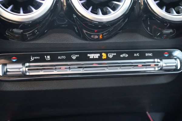 Mercedes-Benz Glb 200 Business Solution AMG org.NL el.trekhaak leer+vw camera ambient.lighting