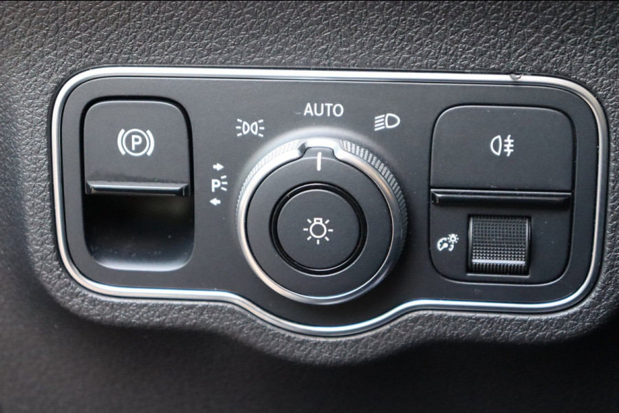Mercedes-Benz Glb 200 Business Solution AMG org.NL el.trekhaak leer+vw camera ambient.lighting