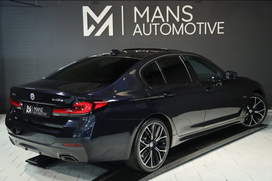 BMW 5 Serie 545e xDrive M Sport / 50 Jahre / PANO / HK / LASER / HUD / 2X MEMORY / CAMERA / SHADOW LINE