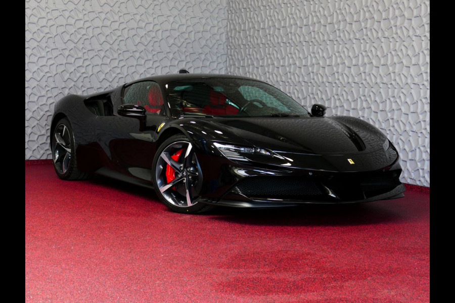 Ferrari SF90 Stradale 4.0 V8 1000 pk INCL BTW/BPM. CARBON SEATS/STUUR LIFT CARPLAY AFS CAMERA phev