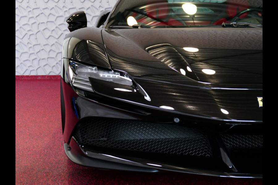 Ferrari SF90 Stradale 4.0 V8 1000 pk INCL BTW/BPM. CARBON SEATS/STUUR LIFT CARPLAY AFS CAMERA phev