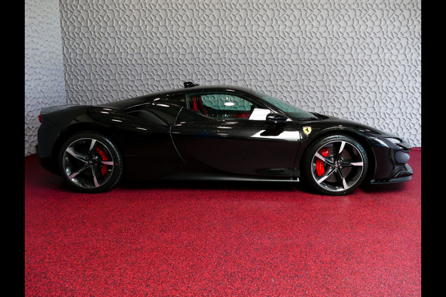 Ferrari SF90 Stradale 4.0 V8 1000 pk INCL BTW/BPM. CARBON SEATS/STUUR LIFT CARPLAY AFS CAMERA phev