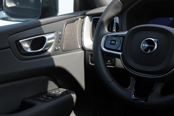 Volvo XC60 T8 455PK Automaat AWD Plus Black Edition Google infotainment / 21" lichtmetalen velgen / Verwarmbare voorstoelen en stuurwiel / Adaptieve cruise control