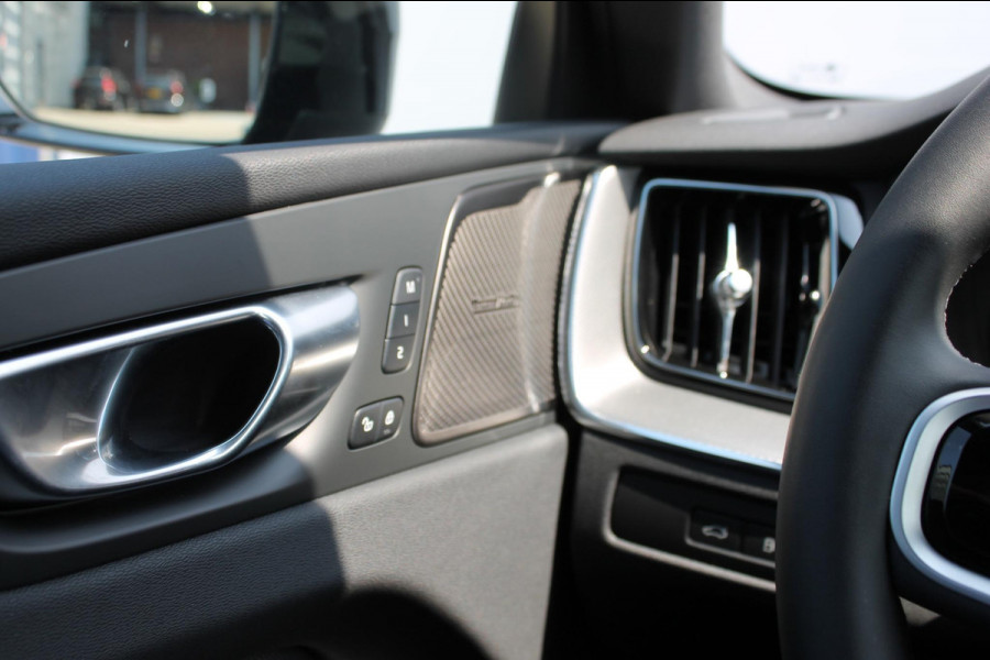 Volvo XC60 T8 455PK Automaat AWD Plus Black Edition Google infotainment / 21" lichtmetalen velgen / Verwarmbare voorstoelen en stuurwiel / Adaptieve cruise control