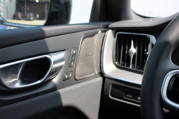 Volvo XC60 T8 455PK Automaat AWD Plus Black Edition Google infotainment / 21" lichtmetalen velgen / Verwarmbare voorstoelen en stuurwiel / Adaptieve cruise control
