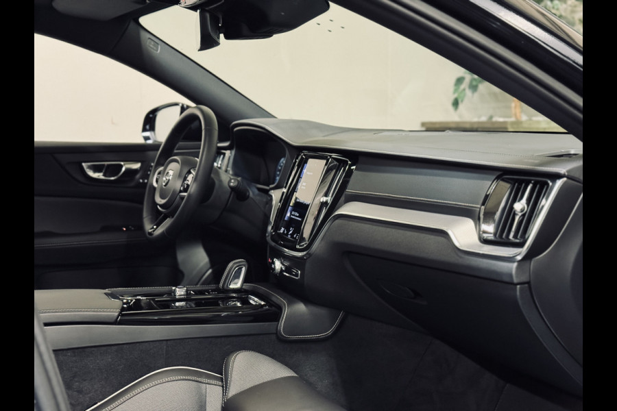 Volvo V60 T6 PHEV AWD Ultimate Dark | Panorama | Trekhaak | PilotAss.