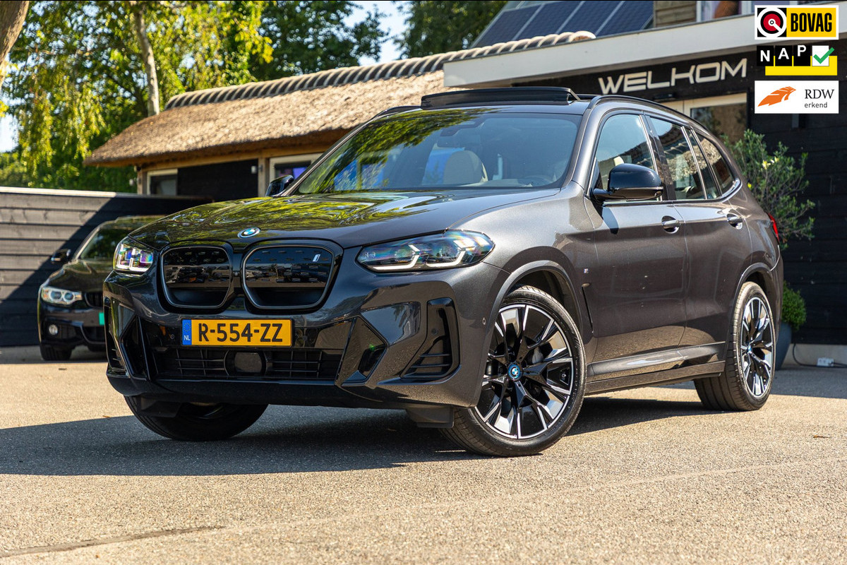 BMW iX3 High Executive 80 kWh Soh 99% I M Pakket I Panoramadak I Trekhaak I Harman Kardon I Adaptive Cruise I 360 Camera I Android