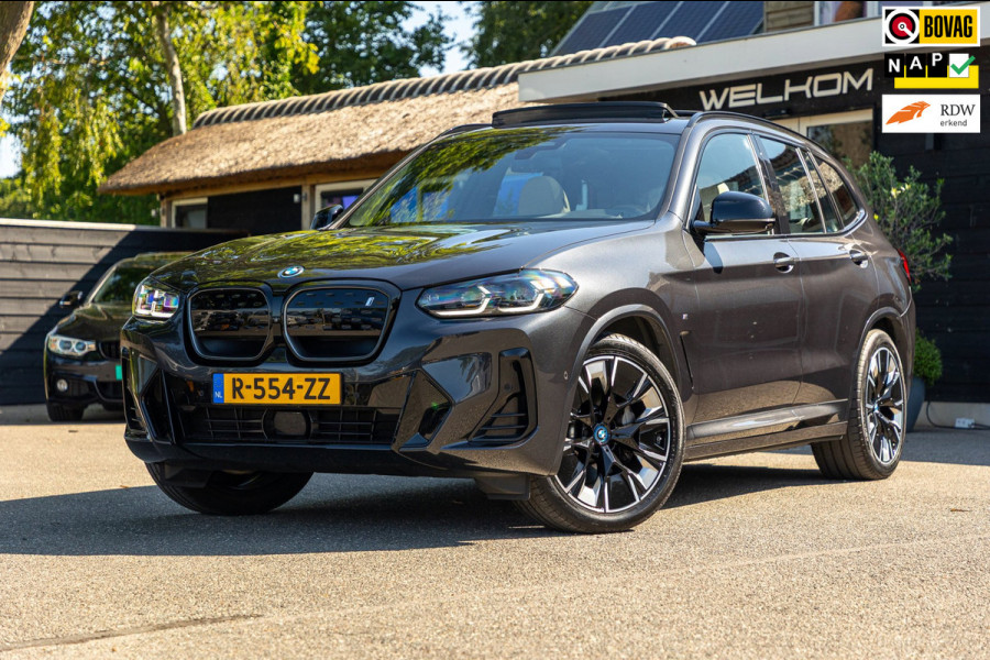 BMW iX3 High Executive 80 kWh Soh 99% I M Pakket I Panoramadak I Trekhaak I Harman Kardon I Adaptive Cruise I 360 Camera I Android