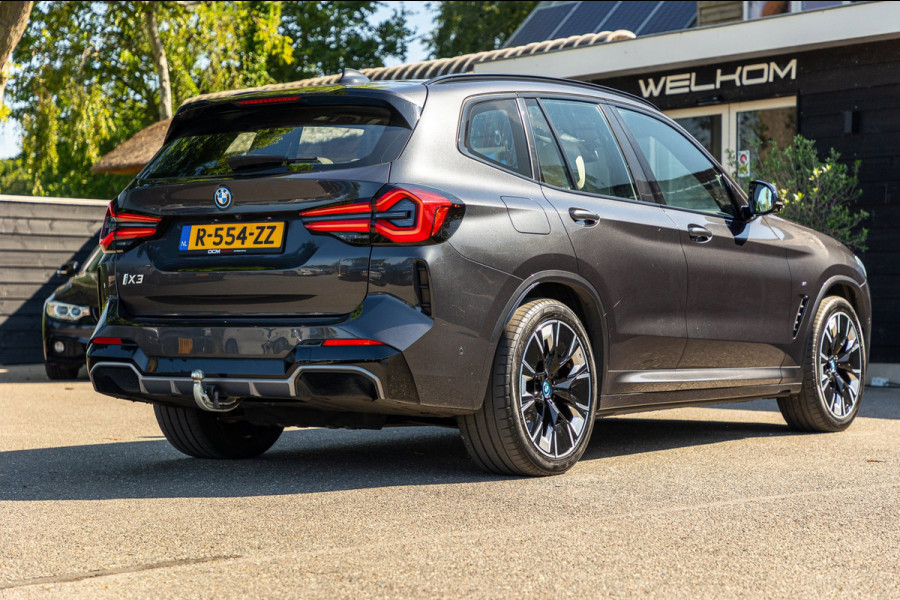 BMW iX3 High Executive 80 kWh Soh 99% I M Pakket I Panoramadak I Trekhaak I Harman Kardon I Adaptive Cruise I 360 Camera I Android