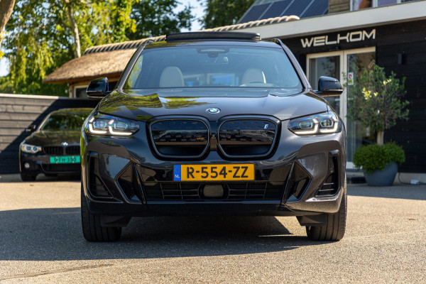 BMW iX3 High Executive 80 kWh Soh 99% I M Pakket I Panoramadak I Trekhaak I Harman Kardon I Adaptive Cruise I 360 Camera I Android