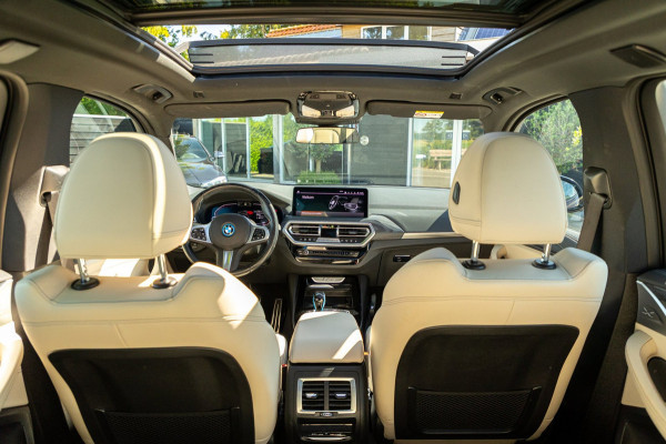 BMW iX3 High Executive 80 kWh Soh 99% I M Pakket I Panoramadak I Trekhaak I Harman Kardon I Adaptive Cruise I 360 Camera I Android